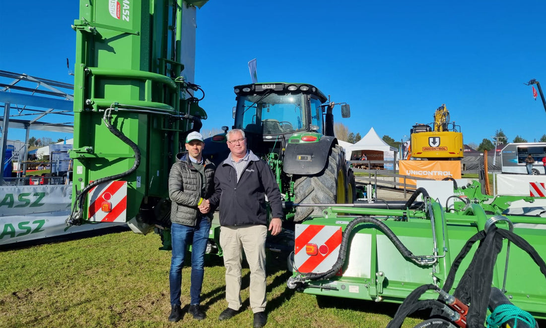SaMASZ sales director Karol Wdziękoński (left) with FarmShop managing director Mike Wearmouth at NZ National Fieldays.